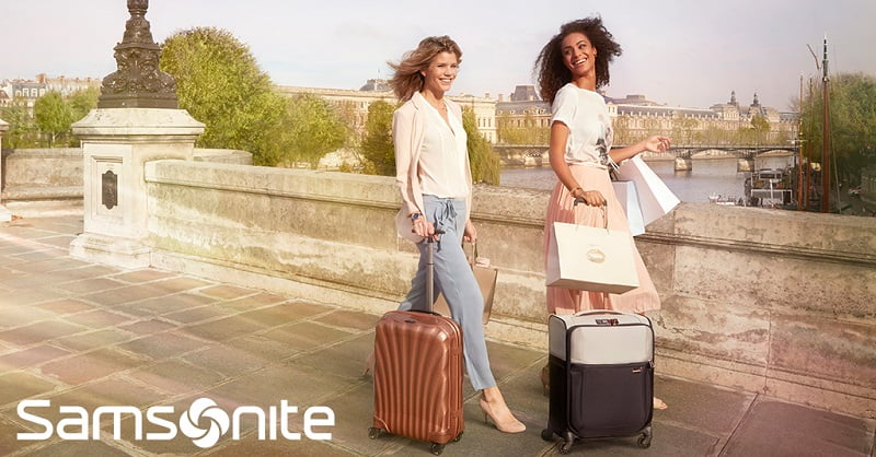 Chollos en maletas Samsonite. Dos mujeres jóvenes paseando con Spinner Samsonite