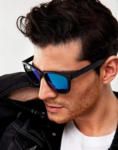 Gafas de sol Hawkers ONE, montura negra, lentes azul espejo.